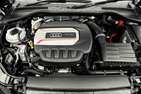 「TTSクーペ」のパワーユニット。「TT」の他モデルと同様に6段ATが組み合わされる。