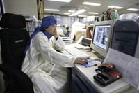 シルクでできたこのフード付きのゆったりとした衣装は、夏の風呂上がりに気持ちよさそうです。（編集部にて／写真＝高橋信宏）