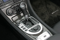 ATシフトノブの脇には、トランスミッションの変速スピードを調整できるスイッチや、サスペンションの設定を変えるボタンが並ぶ。