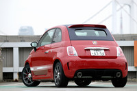 「アバルト500C」には、ディフューザー一体型のリアバンパーやサイドスカート、クローム仕上げデュアルスポーツエキゾーストパイプのほか、ボディ同色リアルーフスポイラー、8スポーク16インチアロイホイールなどの専用アイテムが装着される。