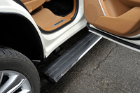 ベースグレード「プレミアム」のアシストステップが固定式なのに対し、「プラチナム」にはLED照明付きの電動格納式アシストステップが装備される。
    