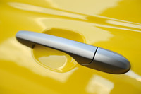 そして、アウタードアハンドルやボディー各所のモールディングがつや消しチタン仕上げとなる。