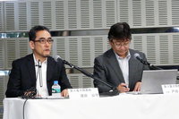 SiCパワー半導体の特徴を説明する、トヨタ自動車 第3電子開発部の戸田敬二氏（右）と、濱田公守氏（左）。