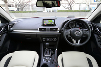 インテリアの様子。デザインに際し、運転席には包まれ感を、助手席には開放感と安心感を与えたという。