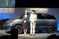 新「エスティマハイブリッド」とDREAMS COME TRUEの吉田美和さんと中村正人さん。