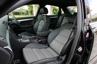 こちらはS-lineパッケージを装着したA4 2.0TFSIクワトロの内装。専用のシートやパネル類に加えて、ステアリング裏にパドルシフトが備わる。
	 