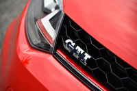 フロントに輝く「GTI」のエンブレムと、ヘッドランプ内まで続く赤いラインが、特別なスポーツモデルであることを主張する。