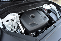 ターボとスーパーチャージャーで過給される2リッター直4エンジン。最高出力320psと最大トルク40.8kgmを発生する。