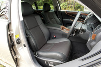 専用のスポーツシートが奢られているけれど、これ見よがしにサイドサポートが張り出しているわけではなく、形状は控え目。このあたりのアンダーステイトメントな演出がレクサスっぽい。
