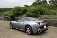 「ハンドリング・スペチアーレ」パッケージは、強化スプリングや反応速度を従来の2倍に高めた磁性流体ダンパー、ギアレシオを従来比で9％早めたステアリング・ラックを採用する。