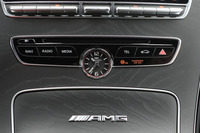 センターコンソールの中央には、スイスの時計メーカーIWCのアナログ式クロックが配される。
    