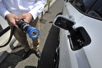 水素の充てん口は車体側面の左後部に位置する。