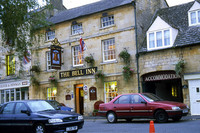 「フォード・エスコート」（写真左）と「プジョー405」。今や英国の郊外で何気なくシャッターを切って写っているのはこうした風景だ。