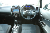 インテリアは、黒基調でシンプルにまとめられる。写真に見られるセンターのピアノ調パネルやシルバー加飾は、オプション。