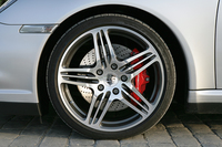 出力の増強に伴い、ストッピングパワーも強化された。フロントブレーキは「カレラGT」と共通の6ピストンキャリパーを装着。リアにはフロントと同径の350mmディスクを備える。オプションでPCCB（ポルシェ・セラミックコンポジットブレーキ）も用意される。
	 