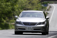 【スペック】LS600h “versionU・I package”：全長×全幅×全高＝5030×1875×1475mm／ホイールベース＝2970mm／車重＝2320kg／駆動方式＝4WD／5リッターV8DOHC32バルブ（394ps/6400rpm、53.0kgm/4000rpm）、交流同期電動機（224ps、30.6kgm）／価格＝1220万円（テスト車＝1392万5150円）