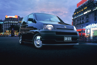 ホンダが1996年に発売した箱型コンパクトカーの「S-MX」。実用車としてはもちろん、初代「トヨタbB」ともどもカスタムベースとして人気を博した。
    