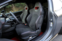 「GTi by PEUGEOT SPORT」に装備されるバケットタイプのフロントシート。表皮は場所によってテップレザーとアルカンターラ、ファブリックが使い分けられており、背もたれには「PEUGEOT SPORT」のロゴがあしらわれる。