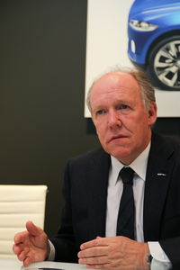 C-X17ではシンプルかつ動きがあるデザインを意識した、とカラム氏。