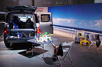 停めたところがパーティ会場に……。テールゲートに腰掛けてワイワイやることから、アメリカで「テールゲートパーティ」と呼ばれる。