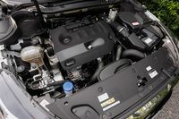 2リッターのBlueHDiディーゼルユニットは180psと400Nmを発生する。JC08モード燃費は18.0km/リッター。