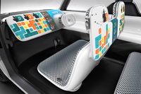 運転に関わるインフォメーションは、真っ白な板状のインストゥルメントパネルに写し出される。