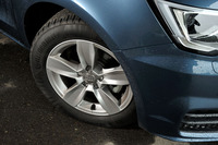 「A1 1.0 TFSI」のタイヤサイズは185/60R15。「1.0 TFSIスポーツ」には、1.4リッター車と同じ215/45R16が装備される。
    