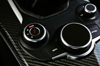 走行モード切り替え機構「アルファDNA」のダイヤル式スイッチ。「D（Dynamic）」「N（Natural）」「A（Advanced Efficiency）」の3モードに加え、「クアドリフォリオ」には「RACE」モードが備えられている。