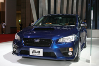 スバルブースでは、今回が世界初公開となる2台のコンセプトカーのほかにも、多数の市販モデルが展示されていた。写真はタンとブラックのツートーンのインテリアを特徴とする特別仕様車「WRX S4スポルヴィータ」。