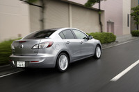 ファミリア」の後継として2003年にデビューした初代「アクセラ」は、世界100カ国以上で200万台以上を売り上げるヒット作。モデルチェンジを受けた2代目は、基本的なプラットフォームに変更がなく、よって2640mmのホイールベースは変わらない。ただし、写真のセダンで100mm、5ドアハッチのアクセラスポーツで90mm全長が伸びている。両者とも、全幅は先代より10mm広くなって1755mmとなっている。
	フロントがマクファーソン・ストラット、リアがマルチリンクというサスペンション形式は先代を踏襲。ただし、快適性と運動性能を引き上げるために9割のパーツを新設計したという。