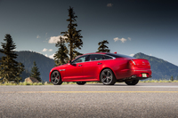 外装では専用デザインのフロントバンパーやボンネット、サイドシルスポイラー、トランクスポイラーなどが「XJR」の特徴。
    