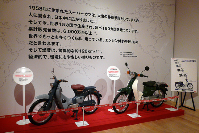 1958年8月に誕生した初代モデル「スーパーカブC100」（左）と、2009年6月デビューの新型「スーパーカブ110」（右）。ちなみに、初代モデル（49cc）の当時の価格は5万5000円、新型（110cc）は24万9900円ナリ。
