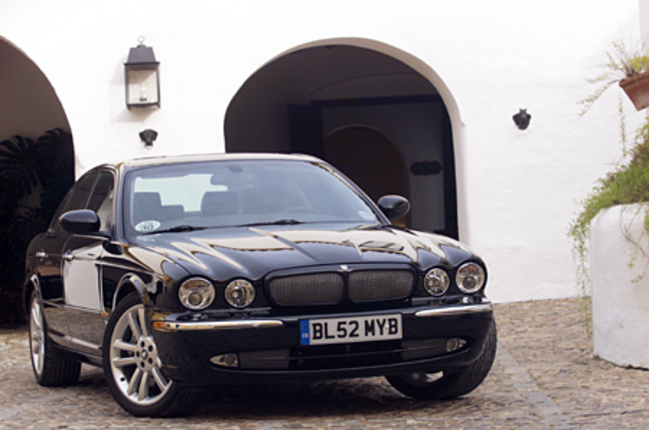 【スペック】XJR（英国仕様）：全長×全幅×全高＝5090×1860×1448mm／ホイールベース＝3034mm／車重＝1665kg／駆動方式＝FR／4.2リッターV8DOHC32バルブスーパーチャージャー・インタークーラー付き（400ps／6100rpm、56.4kgm／3500rpm）