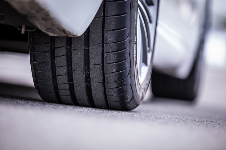 アラミドとナイロン素材を混紡した「高剛性オーバーレイヤー」による「パワーラインカバーテクノロジー」が、遠心力が高まる高速域でのトレッド変形を抑制。速度域を問わず、常に安定した接地形状を維持するという。