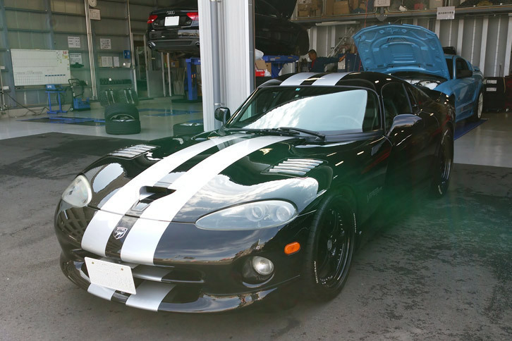 納車のまさにその日、クルマ屋さんの軒先で、スマホで撮影した一枚。このころは連載エッセイを書くなんて思ってもおらなんだ。