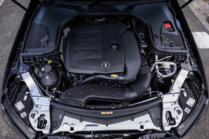 「E300クーペ スポーツ」に搭載される2リッター直4ターボエンジン。最高出力258PS/5800-6100rpm、最大トルク370N・m/1800-4000rpmを発生する。