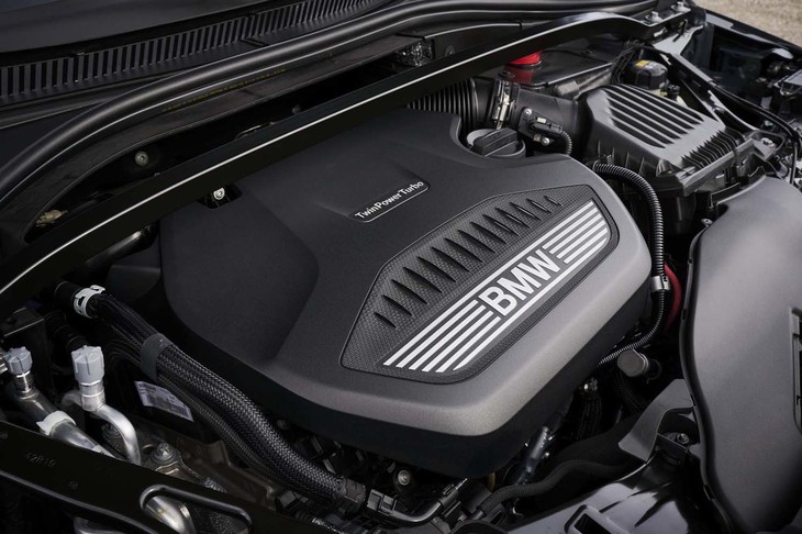 ターボで過給される「220dグランクーペ」のクリーンディーゼルエンジン。燃費は欧州複合モード値で最高4.2リッター/100km（約23.8km/リッター）と公表される。