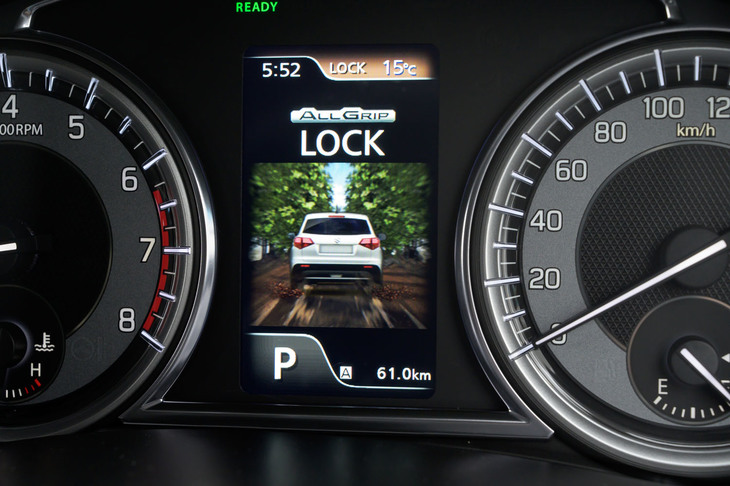 4WDシステムは従来モデルと同じ電子制御式。走行モードに「スノー」や「ロック」が用意されていたり、スタックからの脱出を支援するブレーキ制御機能が備わっていたりと、悪路走行に配慮したシステムとなっているのがうれしい。