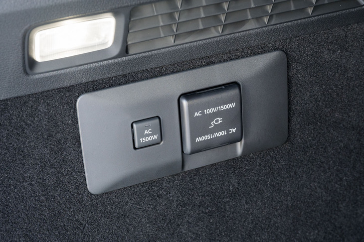 荷室の側面にはAC100V・1500Wのコンセントが備わっている。