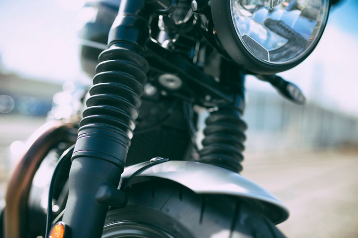 サスペンションは、前がφ41mmのカートリッジ式の正立フォーク、後ろがプリロード調整機能付きツインショックの組み合わせ。トラベル量はともに120mmとなっている。