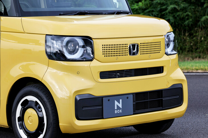 最近はやりの“シンプル家電”をイメージしたという、スタンダードモデルのフロントマスク。新型にはサイドミラーやドアハンドルをオフホワイトとし、ボディー同色のホイールキャップを装着した新グレード「ファッションスタイル」が設定された。