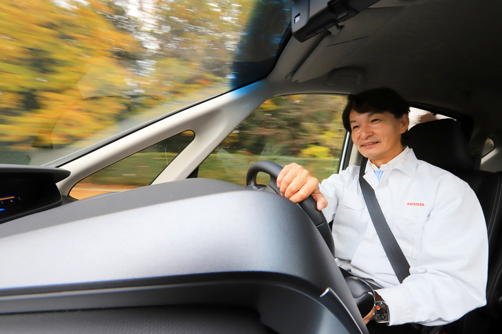 自身が手がけた「フリード モデューロX」を運転する福田さん。「玉村に2度ほどニュルやその周辺のカントリーロードに連れて行ってもらい、自分でも実際に走った。クルマの基本が分かった」とかつての思い出を語った。