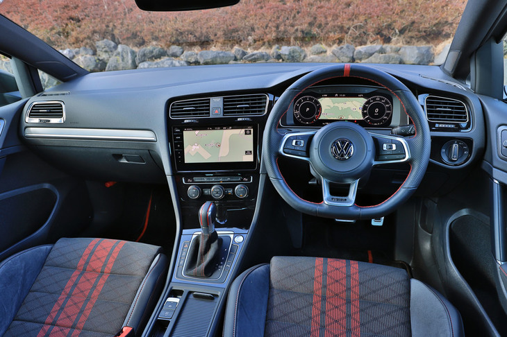 インパネまわりでは、12時の位置に赤いセンターマークが入った専用ステアリングホイールと、同じく赤いラインがアクセントとして配されたシフトノブが目を引く専用アイテム。