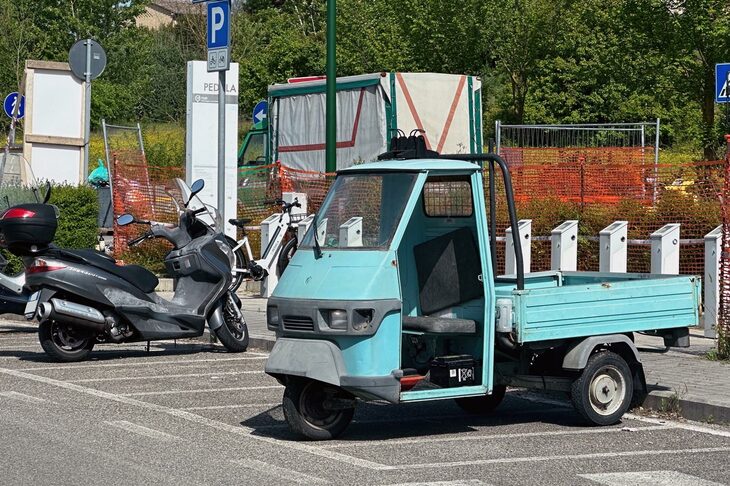 乗降性の向上や室内の暑さ対策に、ドアを外して使っているユーザーも頻繁にみられる。「トリス」のデザイナーは、こうした風景を意識したに違いない。2024年シエナで。