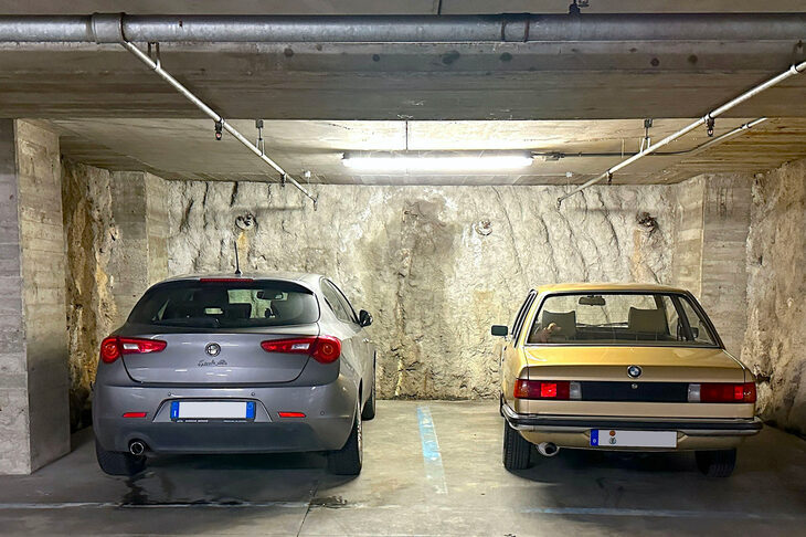 「あなたのように長生きしたいものだ」と声をかけているのだろうか。今や珍しい初代「BMW 3シリーズ（E21型）」と。2025年5月コモで。