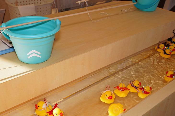 ミニゲームのひとつであるアヒルすくいコーナーの様子。90秒で3羽釣り上げればスタンプがもらえる。水流が速いので難しい。
