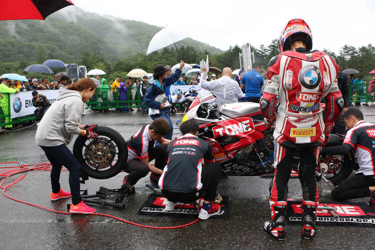 タイヤ交換のデモンストレーションでは、なんとその場で希望者を募り、ピットクルーの疑似体験が行えることに……。挑戦者は憧れのレーサーに触れ、チームクルーの気分が味わる貴重な時間を過ごした。