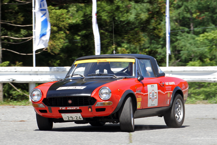 「フィアット124スポルトスパイダー」にアバルトが手を入れた、世界ラリー選手権（WRC）参戦用ホモロゲーションモデルである「フィアット・アバルト124ラリー」。