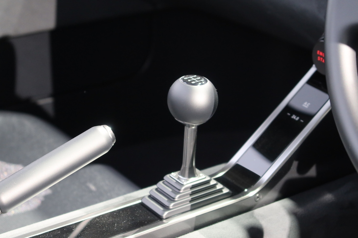 コンセプトカー「K-OPEN」のトランスミッションはMT。開発車両「K-OPENランニングプロト」のそれも同様であり、マニュアルシフトに対するこだわりは相当なものとみられる。