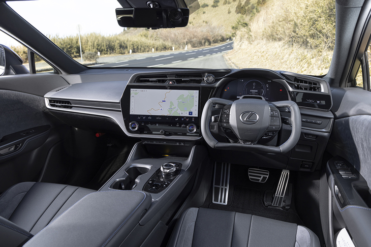 ステアバイワイヤ用ステアリングを除けばダッシュボードのデザインはほとんど変わらない。ブルーステッチ入りのブラックインテリアは“Fスポーツ”専用だ。